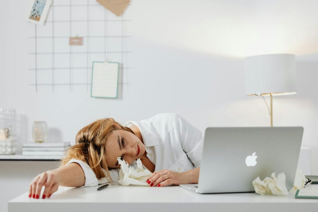 ineffektives Selbstmanagement,Grenzen setzen lernen, Führung, Führungskraft, Selbstführung, Erschöpfung, emotionale Erschöpfung, chronische Erschöpfung, Perfektionismus, Überforderung, Burnout, Präsentismus, Stress, Stressmanagement, Resilienz, Resilienzforschung, Positive Psychologie, PERMA-Modell, Sinn, Sinnorientierung, Purpose, Stärken, Stärkenorientierung, VIA-Stärken, Coaching, systemisches Coaching, psychische Gesundheit, mentale Gesundheit, Führungskultur, Arbeitswelt, moderne Führung, toxische Arbeitskultur, Selbstzweifel, Unsicherheit, Überlastung, Work-Life-Balance, Erreichbarkeit, digitale Ruhezeiten, Grenzen setzen, Nein sagen, innere Antreiber, unbewusste Muster, kollektiver Druck, Einsamkeit, Einsamkeit an der Spitze, Teamführung, Mitarbeiterführung, gesunde Führung, gesunde Selbstführung, Selbstwirksamkeit, Klarheit, Motivation, Engagement, psychologisches Wohlbefinden, emotionale Intelligenz, Belastbarkeit, mentale Stärke, Vertrauen, Sicherheit, Präsenz, Coachingprozess, Führungskräfteentwicklung, Arbeitszufriedenheit, Feedbackkultur, Kommunikation, Wertschätzung, Selbstreflexion, Achtsamkeit, Arbeitszeit, Führung im Wandel, Change Management, Rollenklärung, Selbstkenntnis, Selbstbewusstsein, Selbsterkenntnis, persönliche Entwicklung, Regeneration, Entlastung, innere Klarheit, Handlungsspielraum, Delegation, Priorisierung, Entscheidungsfreiheit, gesundes Arbeitsumfeld, Selbstverantwortung, Selbstschutz, Selbstachtung, innere Stärke, Rollenkonflikt, Erwartungsdruck, Glaubenssätze, Führungsethik, gesunde Organisation, Unternehmenskultur, Leitbild, Führung mit Sinn, Leadership, Leadership Coaching, Transformation, Transformation Leadership, psychische Belastung, emotionale Last, Verantwortung, Vorbildfunktion, Führungsqualität, Führungsverständnis, Mitarbeiterbindung, Mitarbeitergesundheit, Teammotivation, Teamresilienz, psychische Sicherheit, Anerkennung, Wertschöpfung, Selbstbild, Führungsrolle, Projektmanagement, Projektleitung, Erreichbarkeitskultur, Grenzen, Selbstschutzmechanismen, psychischer Druck, Erschöpfungssymptome, Schlafstörungen, Angstzustände, Zynismus, Isolation, soziale Isolation, Offenheit, emotionale Offenheit, Authentizität, Präsenz zeigen, inneres Gleichgewicht, Leistungsdruck, Leistungsgesellschaft, Coachingansatz, Unterstützung, Reflexion, berufliche Identität, Führung mit Haltung, integrative Führung, stressreduzierende Maßnahmen, Arbeit mit Sinn, Coachingmethoden, Mitarbeitergespräche, Feedbackgespräche, Teamklima, Psychosoziale Gesundheit, Selbstentwicklung, inneres Narrativ, Mitarbeitermotivation, Führungsverantwortung, Kraftquellen, Ressourcenorientierung, psychologische Sicherheit, emotionale Stabilität, stärkenbasiert, Stressbewältigung, Grenzen erkennen, Führungspraxis, mentale Erschöpfung, Führungstraining, Führungsalltag, Leistungsgrenzen, nachhaltige Führung, transformative Führung, emotionale Belastung, gesund führen, Teamgesundheit, Arbeitsfreude, Arbeitsmotivation, Führungspersönlichkeit, persönliche Resilienz, Beziehungskompetenz, Stresssignale, Energiequellen, Werteorientierung, Arbeitsethik, Rollenverständnis, Rollenklarheit, psychosoziale Risiken, Führungsverhalten, Unternehmensklima, Arbeitsdruck, Lebensqualität, Zeitmanagement, Prioritäten, Entscheidungskompetenz, innerer Kompass, Selbstfürsorge, gesunde Teams, Führungskompetenz, Führungscoaching, Coachingbeziehung, emotionale Nähe, Führungsethik, Mitarbeiterorientierung, bewusste Führung, emotionale Führung, Teamverantwortung, Vorbildwirkung, Führungskräfte-Coaching, emotionale Selbstregulation, organisationales Lernen, Selbststeuerung, empathische Führung, Verbindung, psychische Stabilität, persönliche Ressourcen, psychische Belastungen, gesundheitsfördernde Führung.