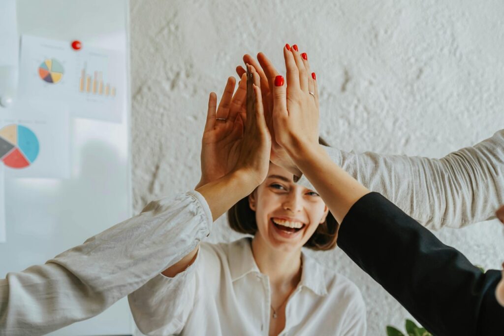 PERMA.PERMA-SL,PERMA-LEAD, Positive Leadership, Positive Self-Leadership,positiv führen, positive Selbstführung,gesunde Selbstführung, positive Selbstführung,10 Positiven Emotionen im Überblick,Kontext,Verhaltenstendenz, Ergebnis,Freude vertraute Umgebung,Fortschritt,spielerisches
Lernen, spielen, Erwerb von FähigkeitenDankbarkeit etwas unerwartet bekommen,etwas zurückgeben, sich erkenntlich zeigen,
soziale Bindung,Liebesfähigkeit,Heiterkeit,Gelassenheit,vertraute Umgebung,wenig Anstrengung,genießen,zurücklehnen,das eigene Selbstbild erweitern,Interesse vertraute Umgebung,Neuheit, erforschen, Wissen erwerben,Hoffnung, schwierige Umstände,Krise,Wunsch nach positiver Veränderung,Aktivität, positive Einstellung,Stolz, Anerkennung, persönliche Leistung, Großes anstreben, Leistungssteigerung,Inspiration,Größe wahrnehmen,menschliche Exzellenz wahrnehmen,nacheifern,Kompetenzen und Moral erweitern,Vergnügen,kurzzeitige Diskrepanz,gemeinsam lachen, sich vergnügen,Aufbau von Freundschaft,Ehrfurcht,Größe wahrnehmen,sich auf das Neue einstellen,sich als Teil des großen Ganzen wahrnehmen,Liebe,Verbundenheit,vertraute Umgebung,zwischenmenschliche Verbindung,spielen, genießen Vertrauen, soziale Bindung, Gemeinschaft,Markus Ebner, 	Positive Leadership. Erfolgreich führen mit PERMA-Lead: die fünf Schlüssel zur High Performance, Personalentwickler, Trainer, Coaches,   Eminenzbasiert, evidenzbasiert, Barnum-Effekt, ,Wissenschaft, Persönlichkeitstests, Führungskräfte, wissenschaftlich hinterfragt, Hintergründe, relevante Forschungsergebnisse, Tipps, Wandel, Taylorismus, Positive Leadership, Menschenbild hinter klassischen Führungsansätze, Gelingen erforschen   , Managementtheorien, Psychologisches Kapital ,PsyCap, Die Mikroebene, Positive Organizational Scholarship, POS, PERMA-Lead: Ein integratives Modell von Positive Leadership, PERMA-Lead-Profiler,  360°-Feedback, Unternehmensanalyse, Unternehmenskultur, Persönlichkeit,Unternehmenskennzahlen, Stress, Burnout, Positive Emotions, Stärken, Flow, Arbeitszufriedenheitsmessung, Gallup-Modell,  VIA, Charakterstärken,Tugenden, Intrinsische Motivation, Engagement, Teamrollen, Sinn,  Accomplishment, Positive Emotionen, Freude ,Joy,Dankbarkeit ,Gratitude,        Gelassenheit, Heiterkeit ,Serenity,Liebe, Verbundenheit ,Love,        Interesse, Hoffnung ,Hope,Stolz ,Pride,   Vergnügen ,Amusement,Inspiration,Ehrfurcht ,Awe,Positive Ratio, Fredrickson, high performance, Glück, wohlbefinden